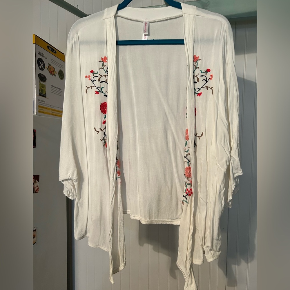 White Embroidered Floral Kimono